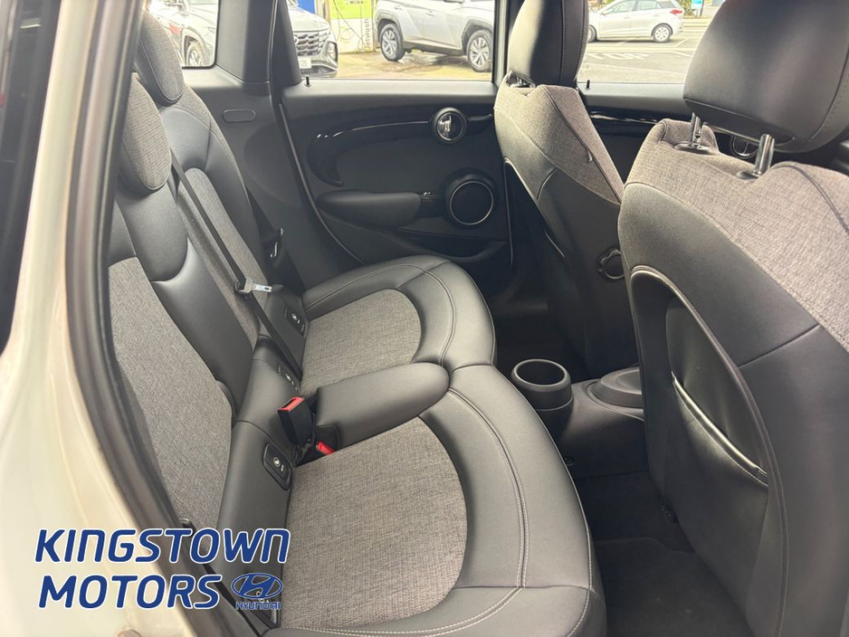 2015 MINI Cooper - image 16