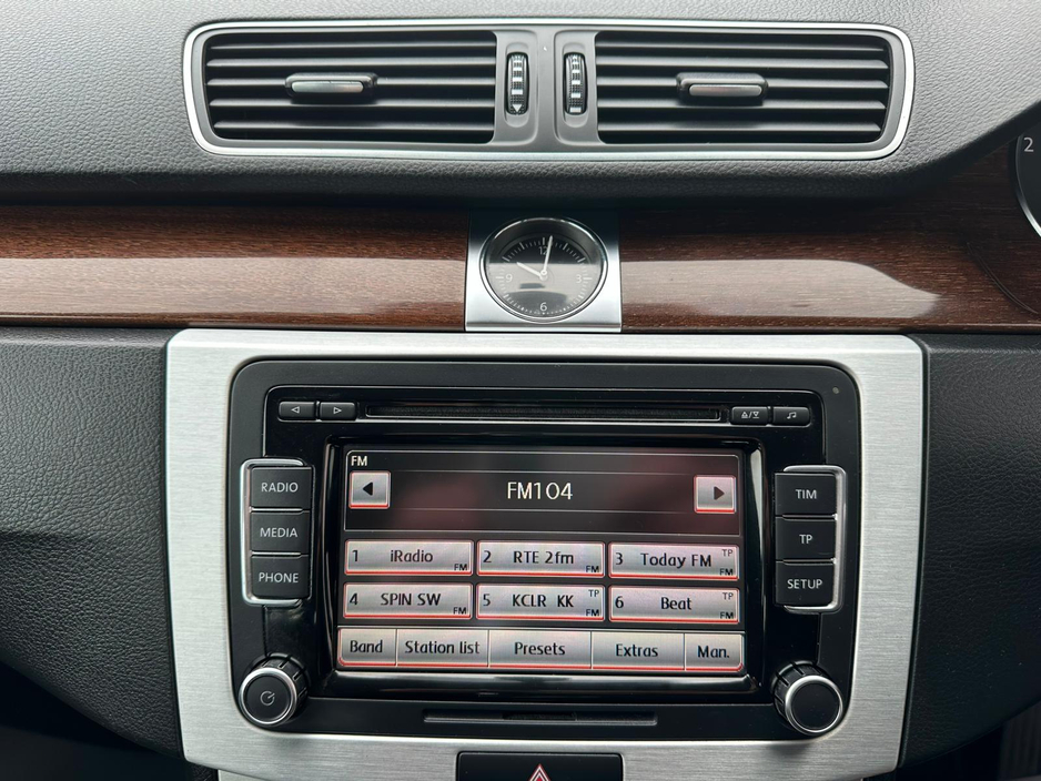 2012 Volkswagen Passat - image 24