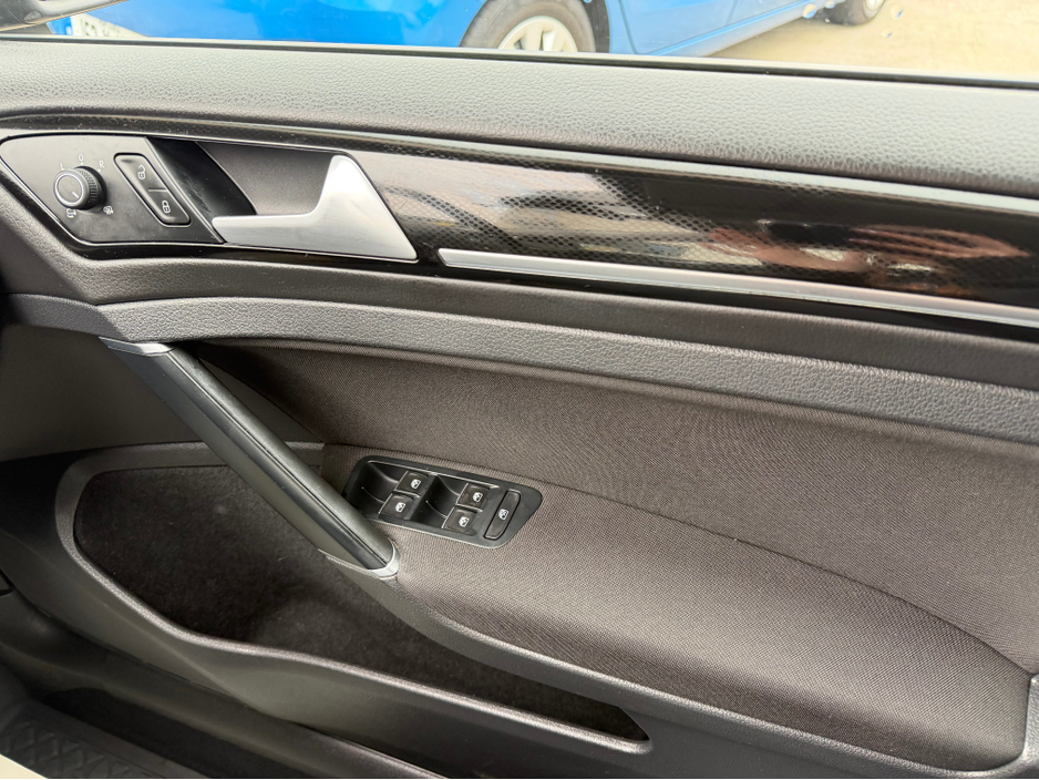 2016 Volkswagen Golf - image 15