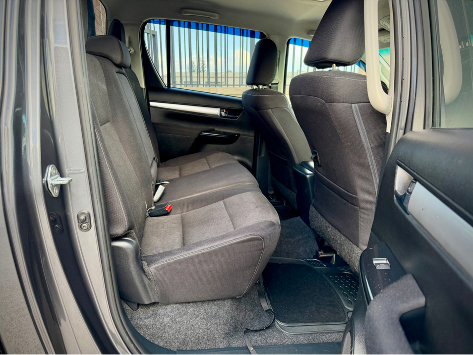 2025 Toyota Hilux - image 10