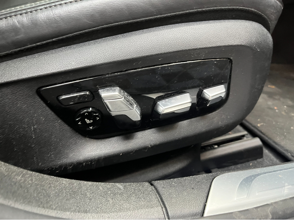 2017 BMW 7 Series - image 11