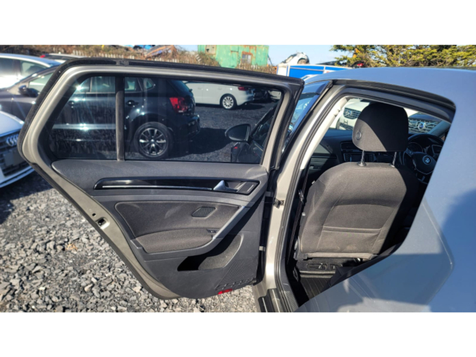 2013 Volkswagen Golf - image 8