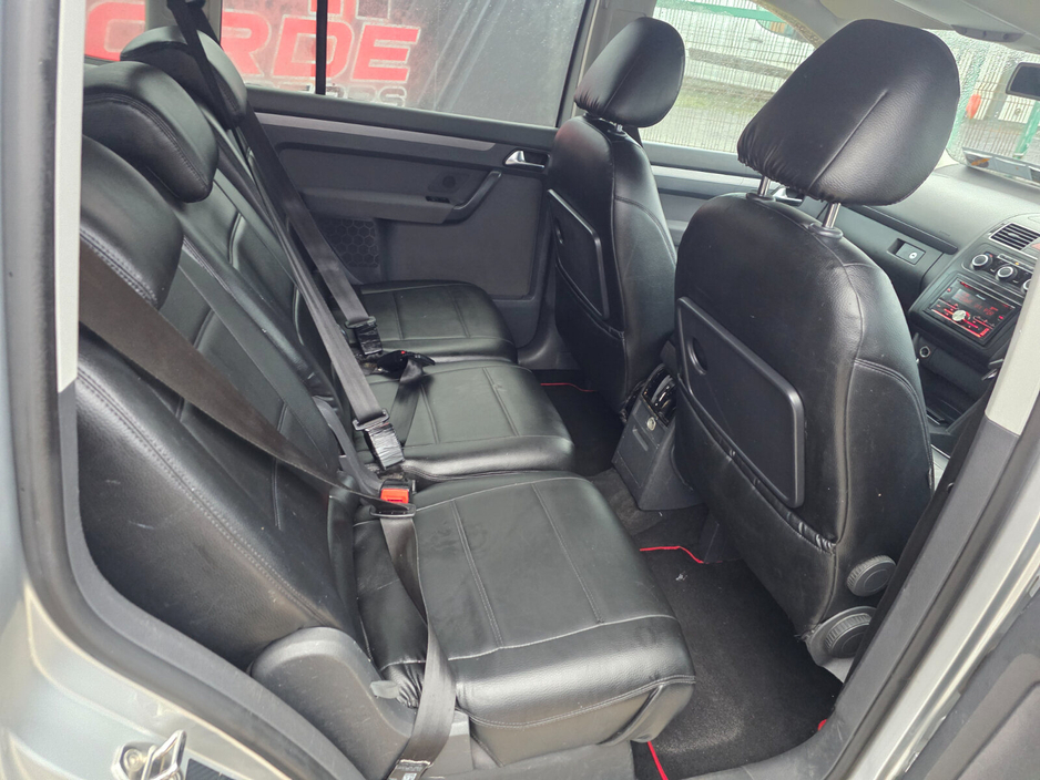 2012 Volkswagen Touran - image 8