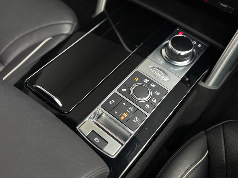 2020 Land Rover Discovery - image 24