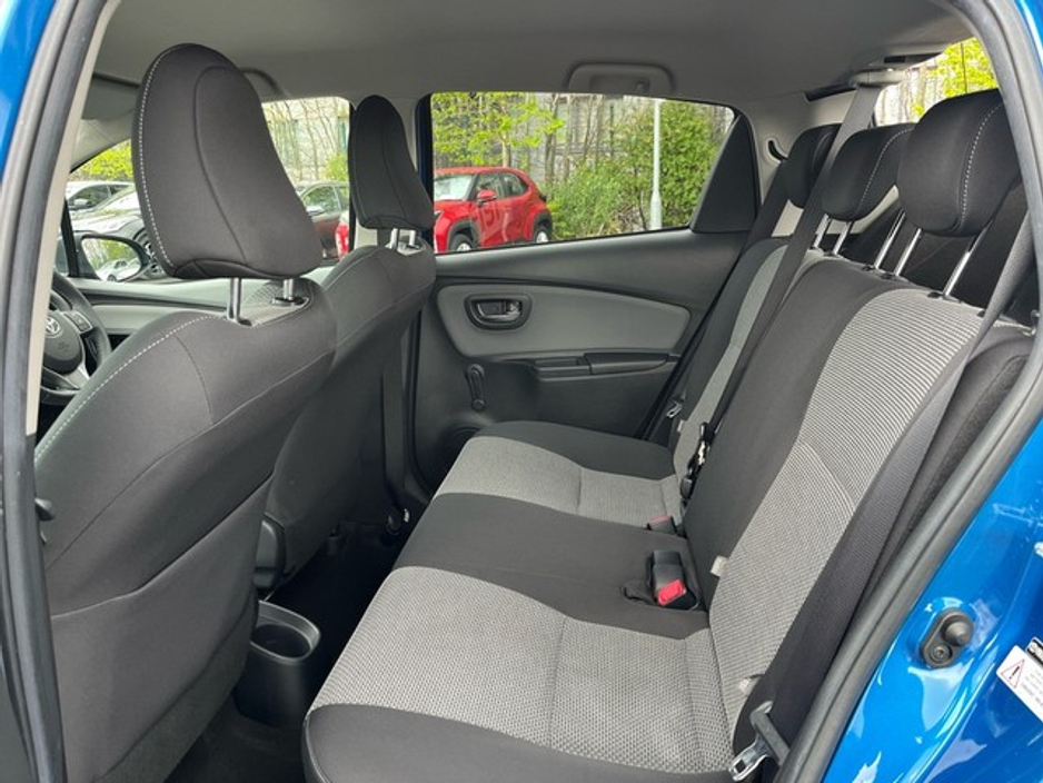 2016 Toyota Yaris - image 7