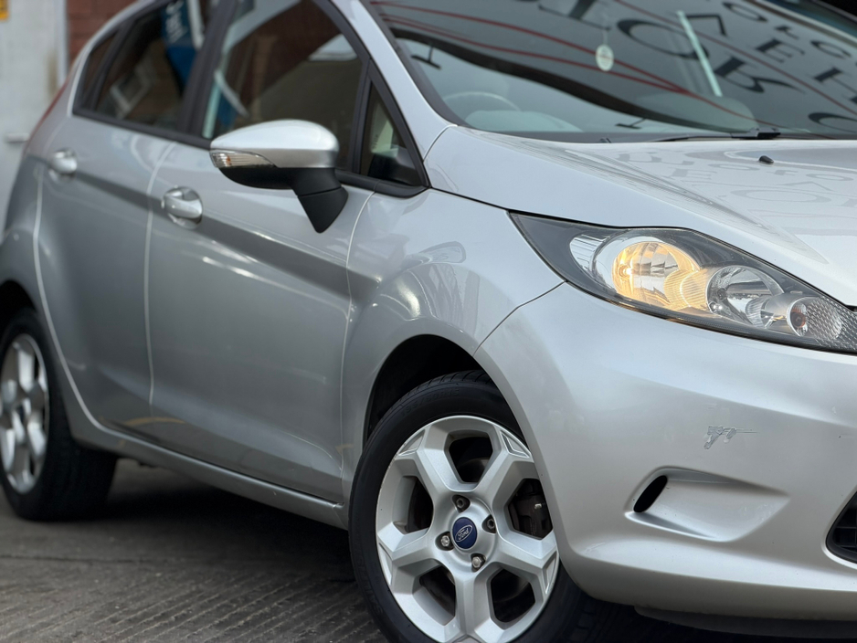 2011 Ford Fiesta - image 16