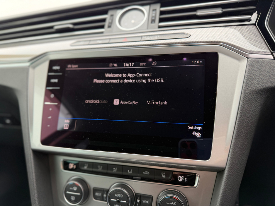 2020 Volkswagen Passat - image 23