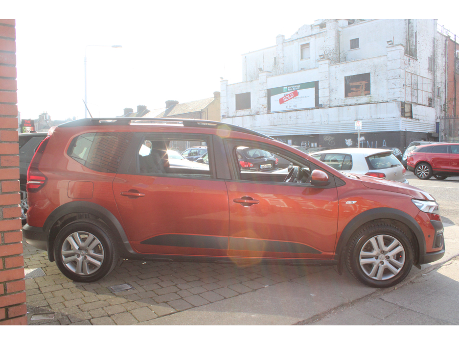 2022 Dacia Jogger - image 3