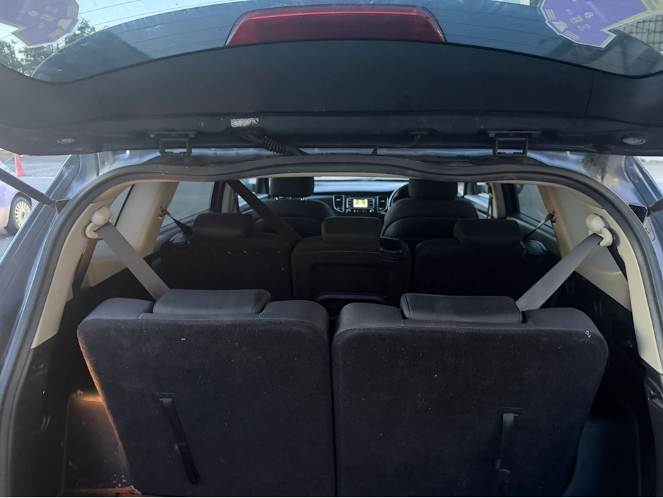 2016 Kia Carens - image 11