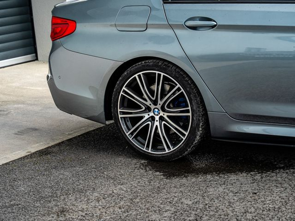 2019 BMW 5 Series - image 5