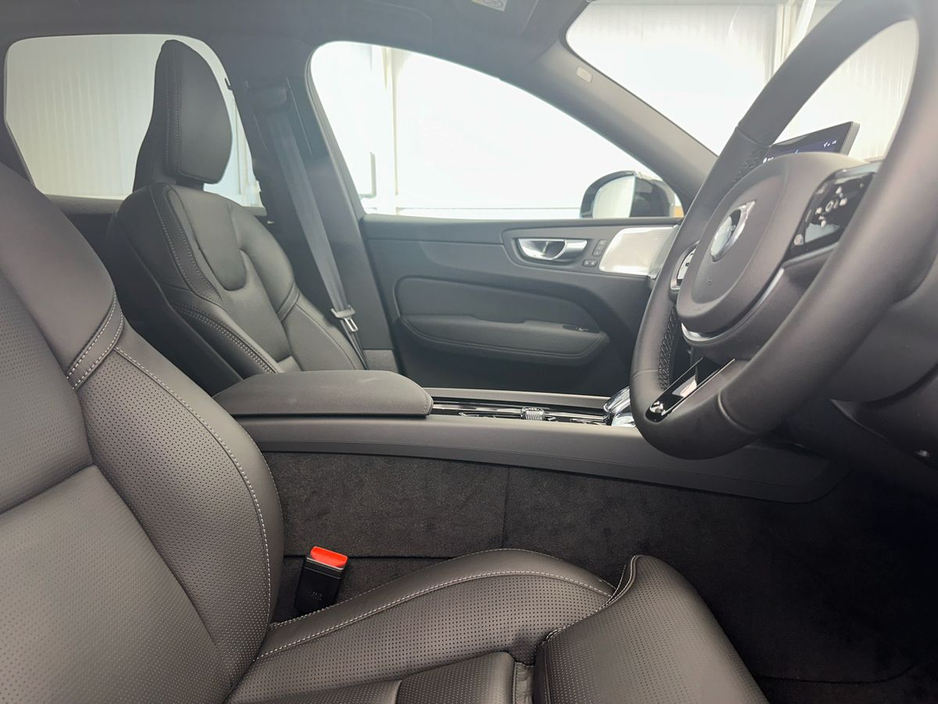 2025 Volvo XC60 - image 11