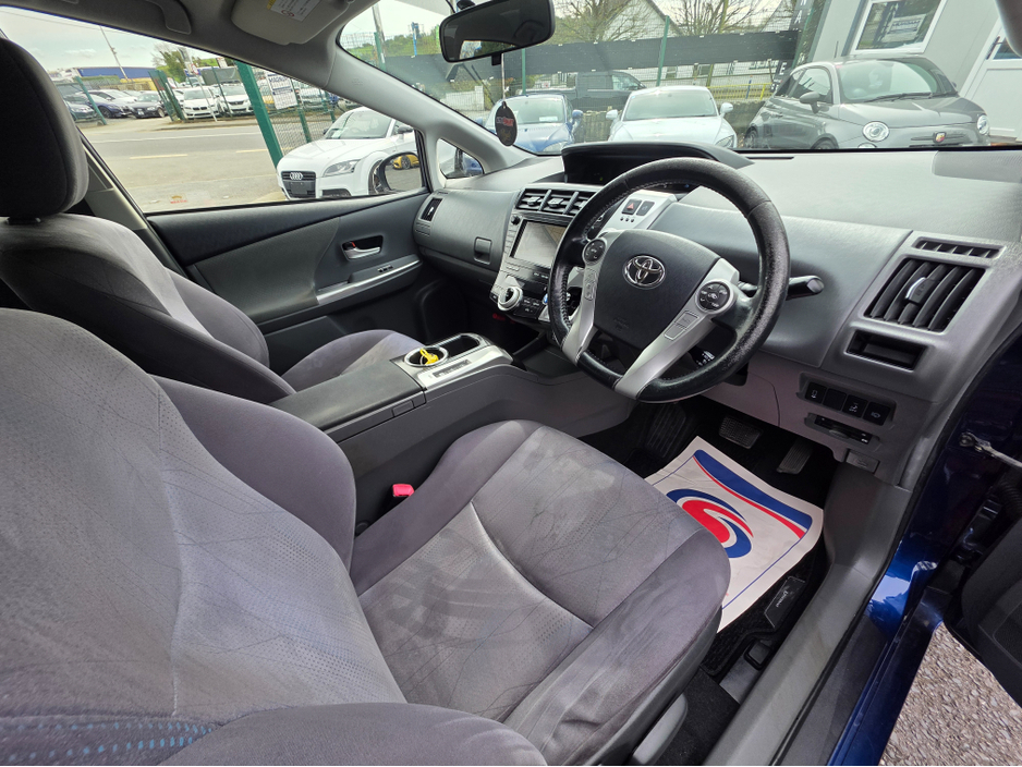 2013 Toyota Prius Alpha - image 8