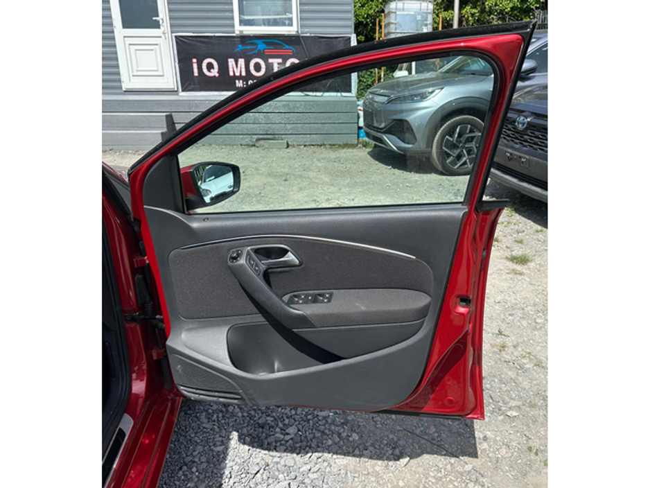 2015 Volkswagen Polo - image 10