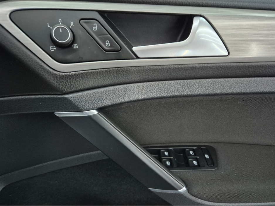 2016 Volkswagen Golf - image 14