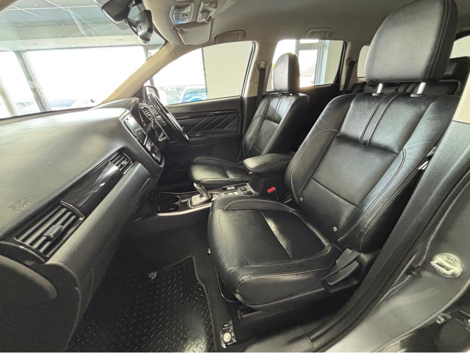 2018 Mitsubishi Outlander - image 9