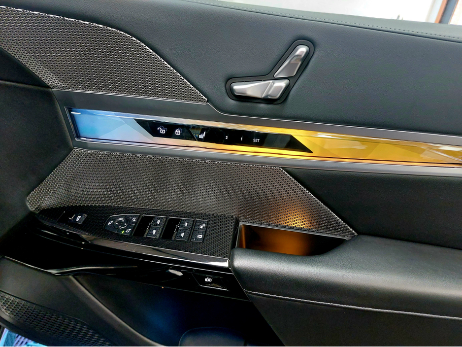 2023 BMW i7 - image 24