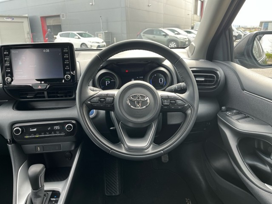 2023 Toyota Yaris - image 9