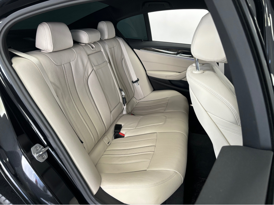 2018 BMW 5 Series - image 11