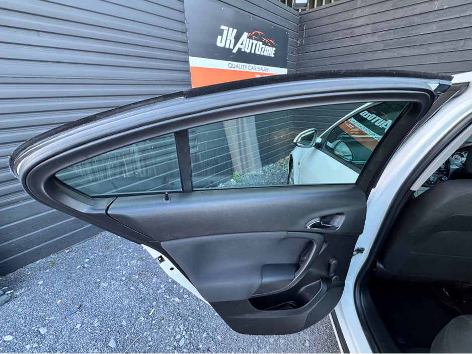 2016 Opel Insignia - image 13