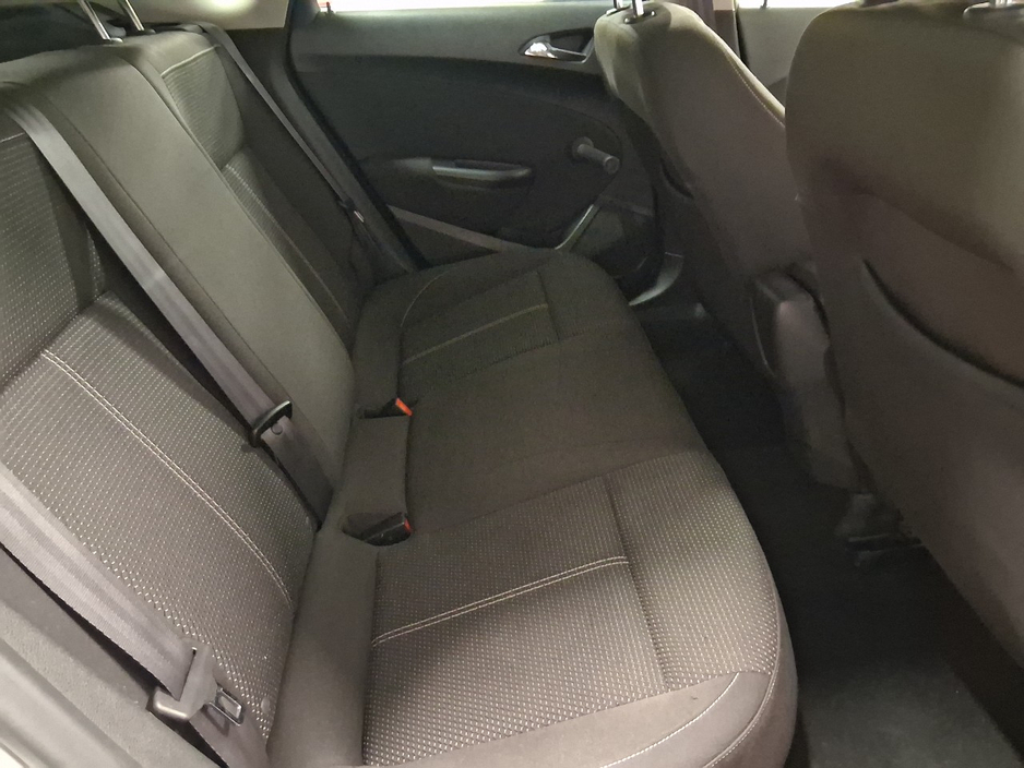 2014 Opel Astra - image 9