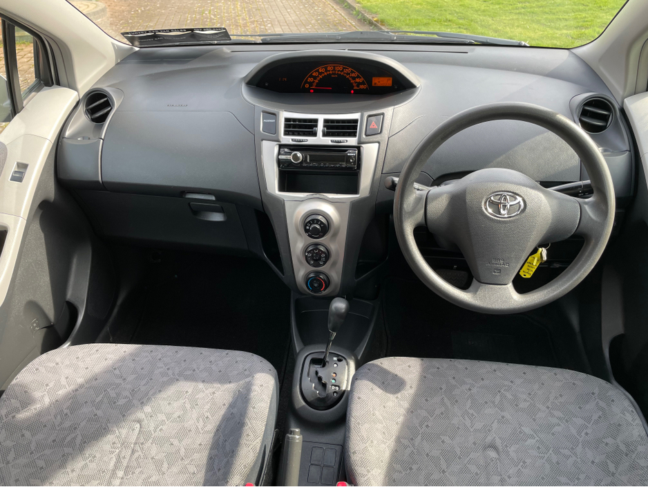 2010 Toyota Yaris - image 12