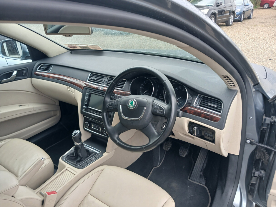 2013 Skoda Superb - image 15