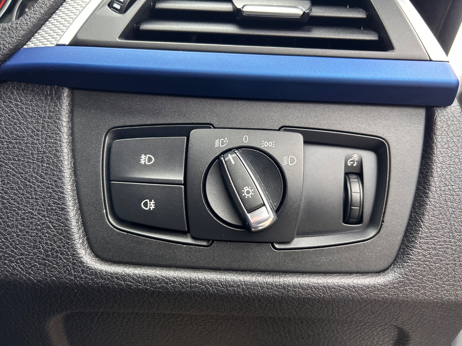 2017 BMW 3 Series - image 16