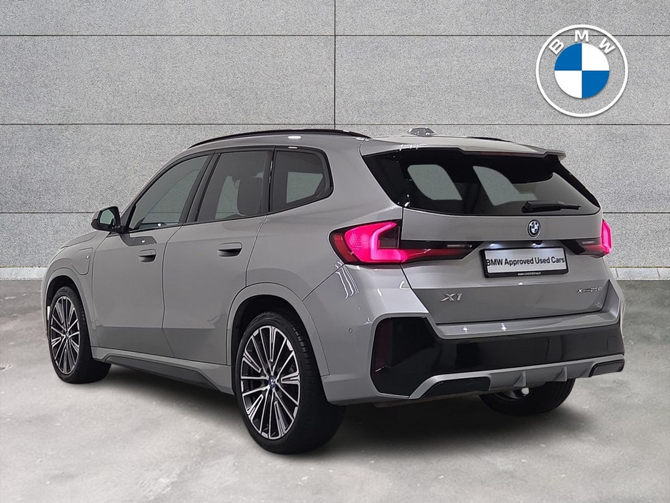 2025 BMW X1 - image 2
