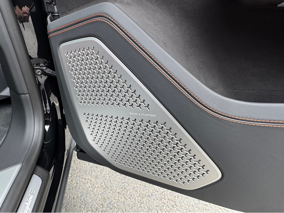 2025 Lamborghini Urus - image 16