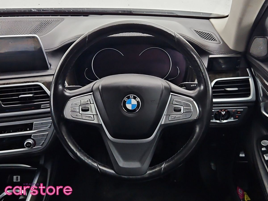 2016 BMW 7 Series - image 19