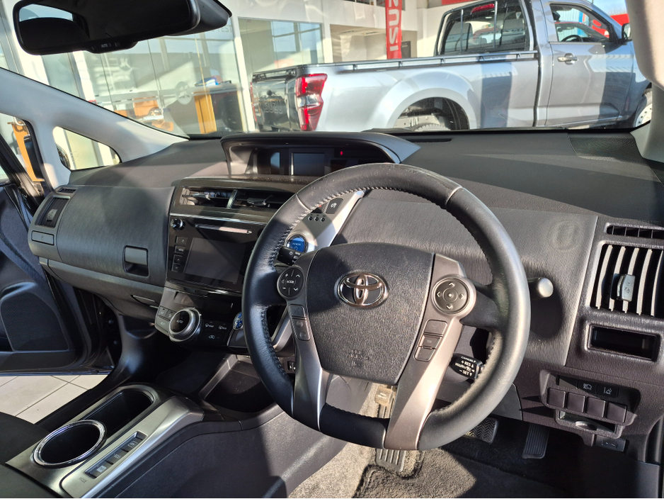 2020 Toyota Prius+ - image 11