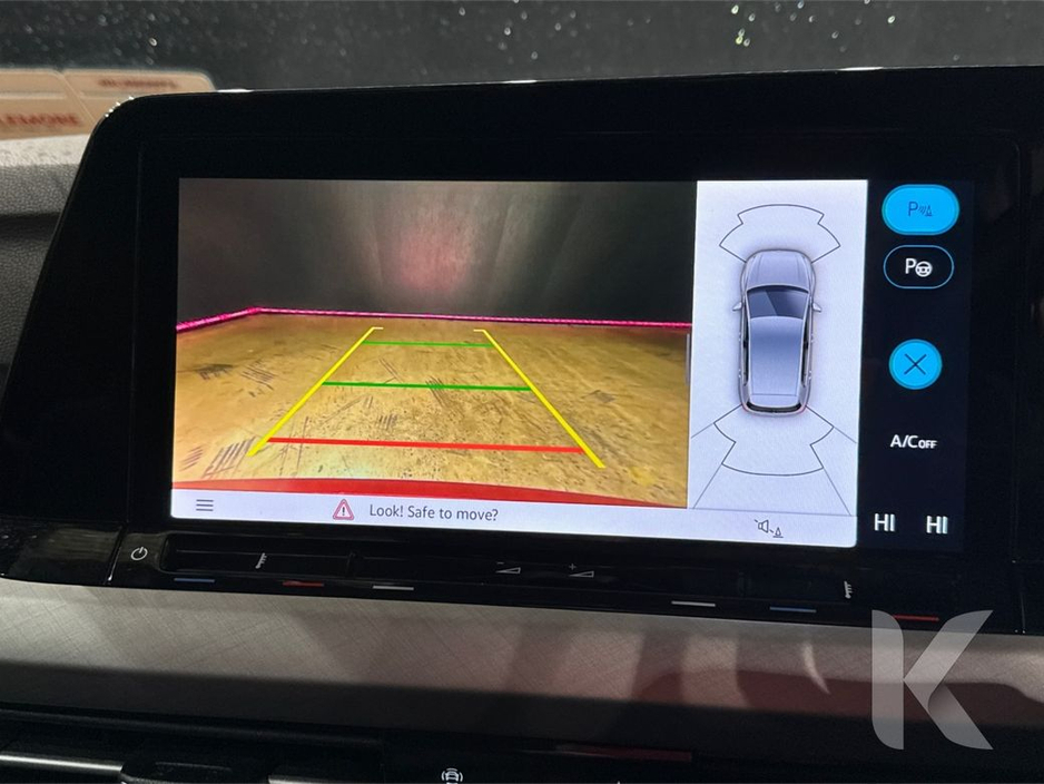 2023 Volkswagen Golf - image 12