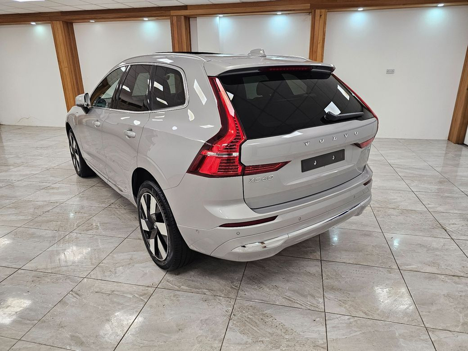 2025 Volvo XC60 - image 5
