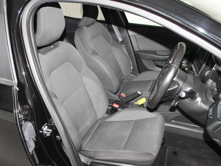 2020 Renault Clio - image 12