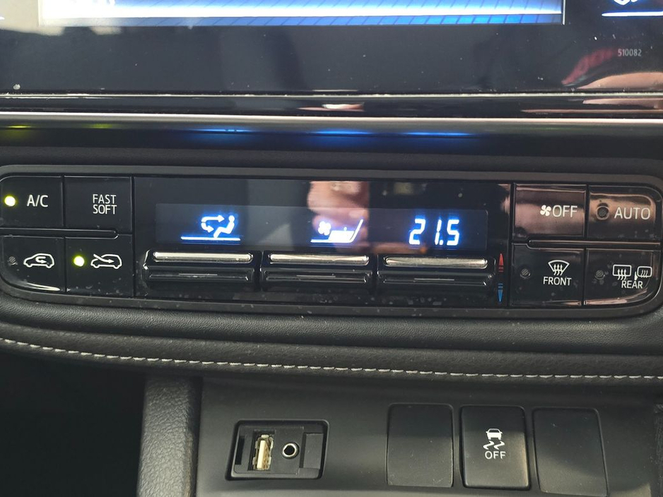 2016 Toyota Auris - image 14