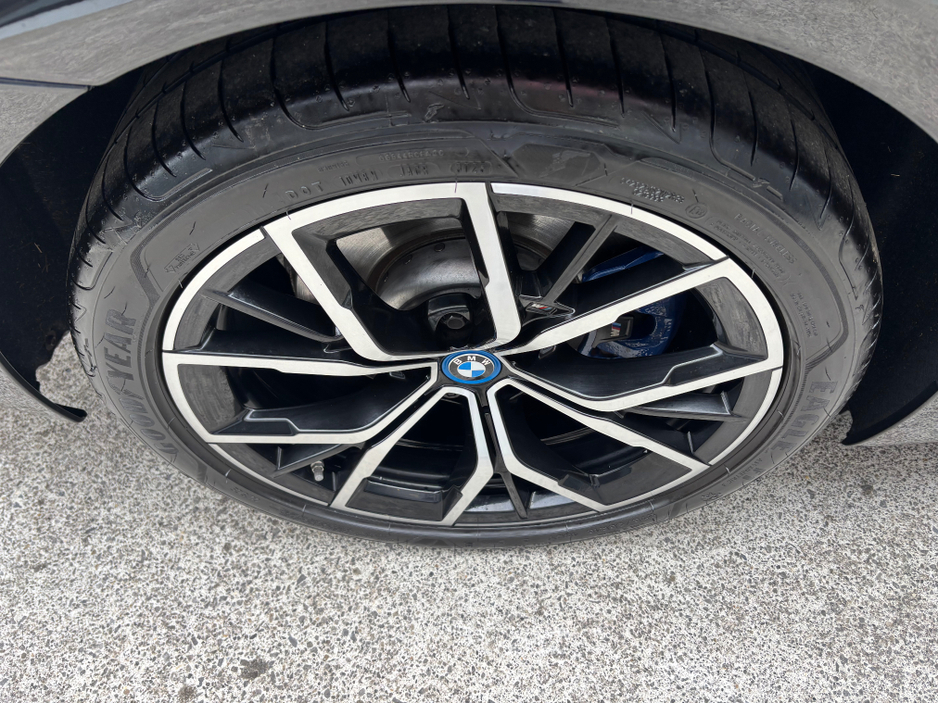 2022 BMW 5 Series - image 11