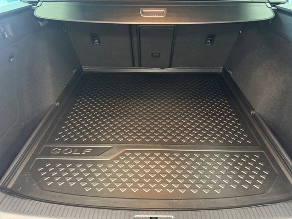 2015 Volkswagen Golf - image 18