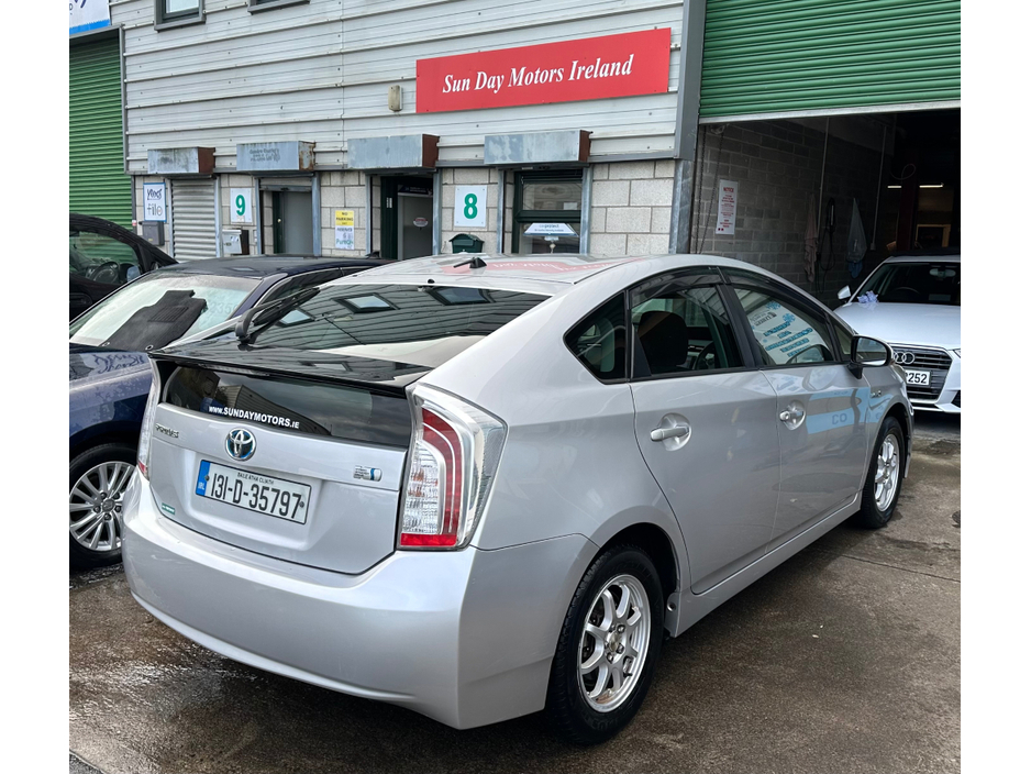 2013 Toyota Prius - image 2