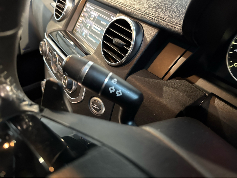 2015 Land Rover Discovery - image 18