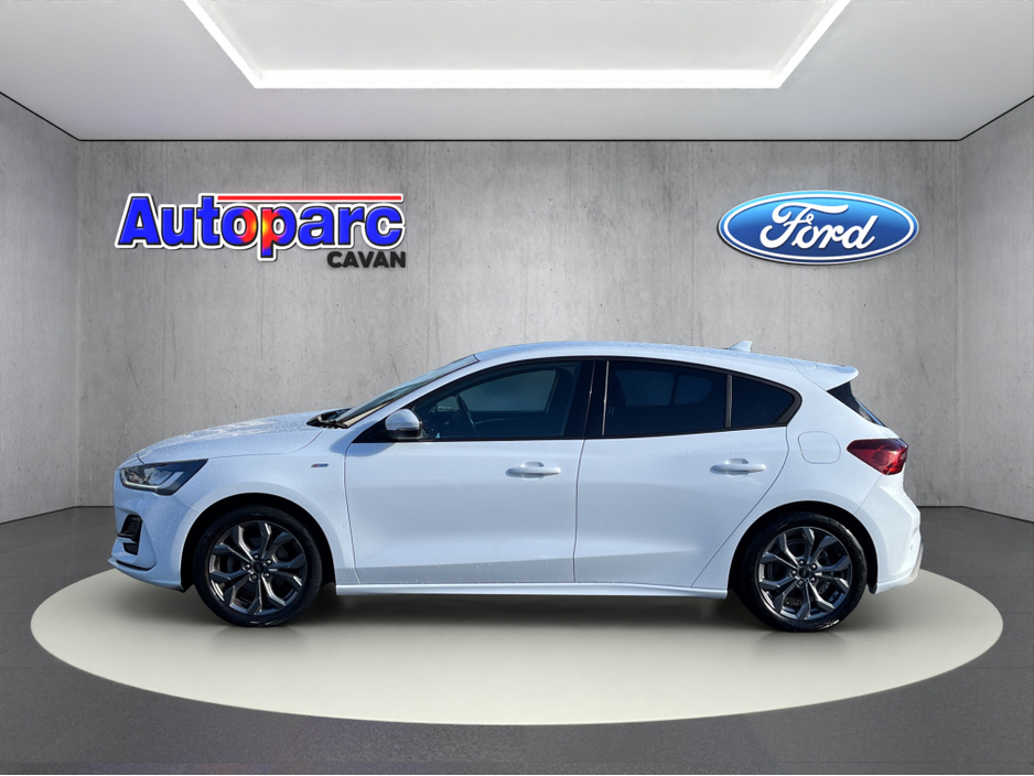 2023 Ford Focus - image 3