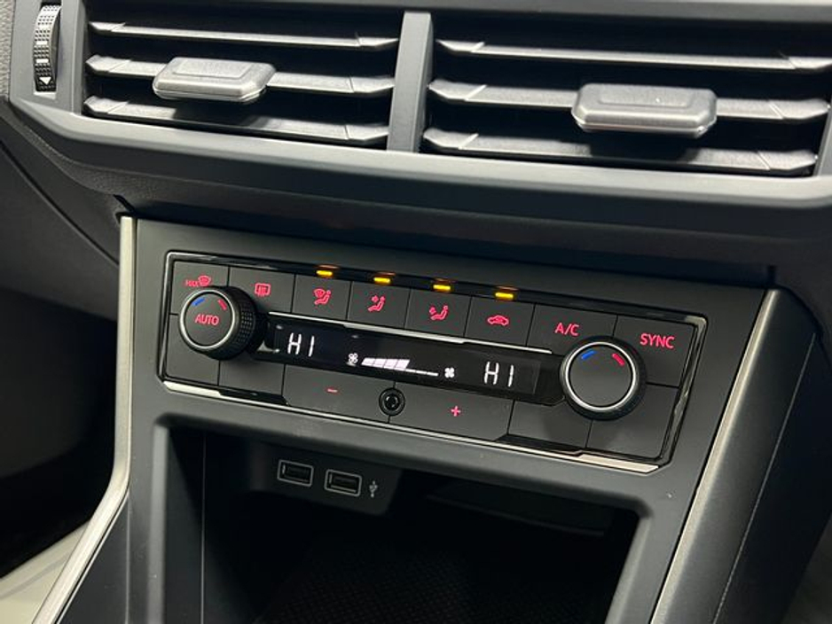 2018 Volkswagen Polo 1.0 TSI Automatic, Reversing camera, LOW MILES €16,895