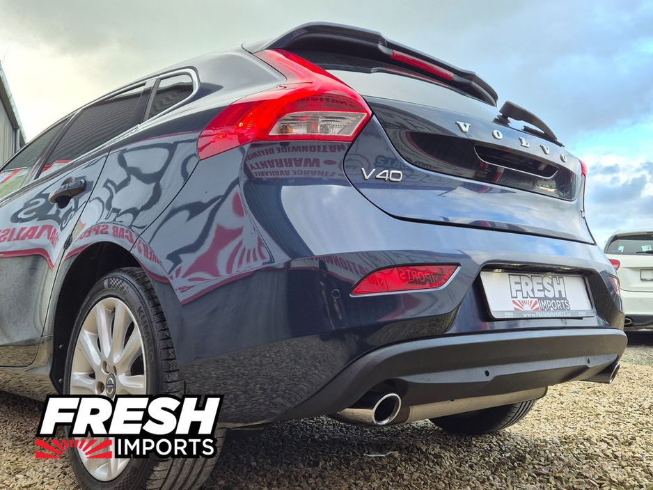 2015 Volvo V40 - image 5