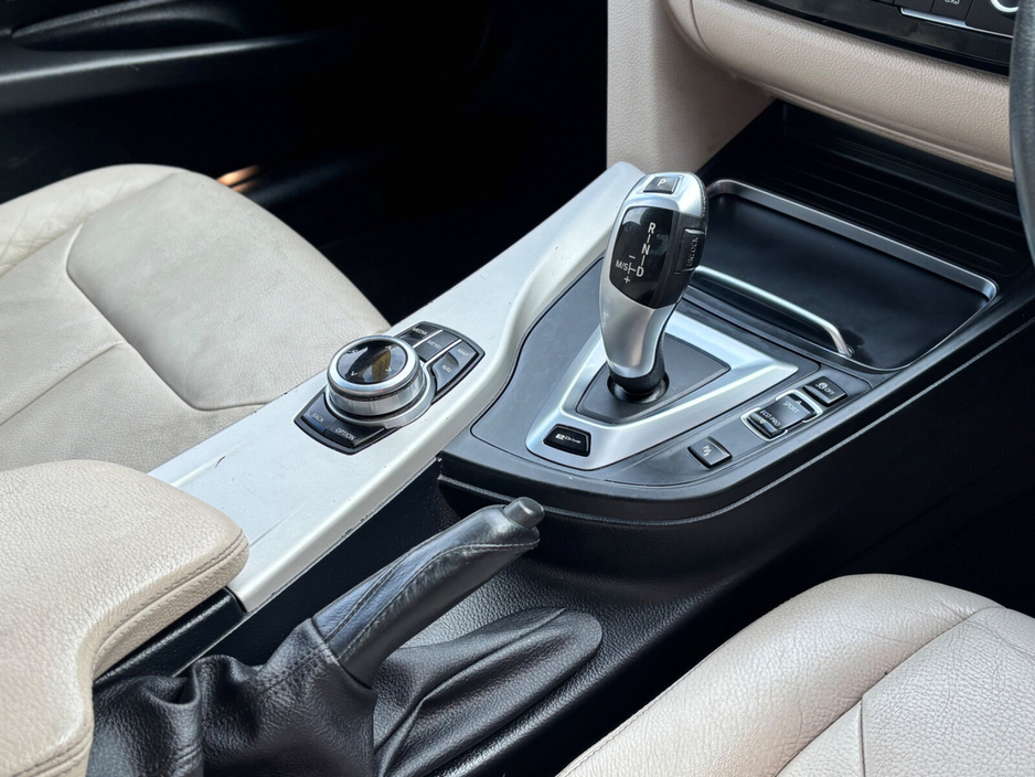 2018 BMW 3 Series - image 8