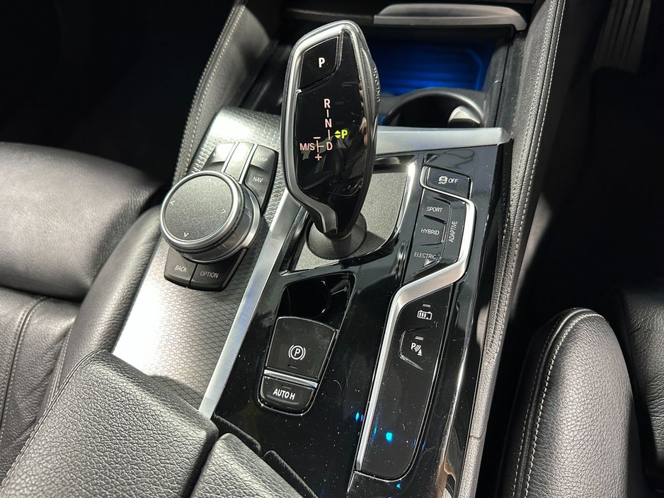 2020 BMW 5 Series - image 18