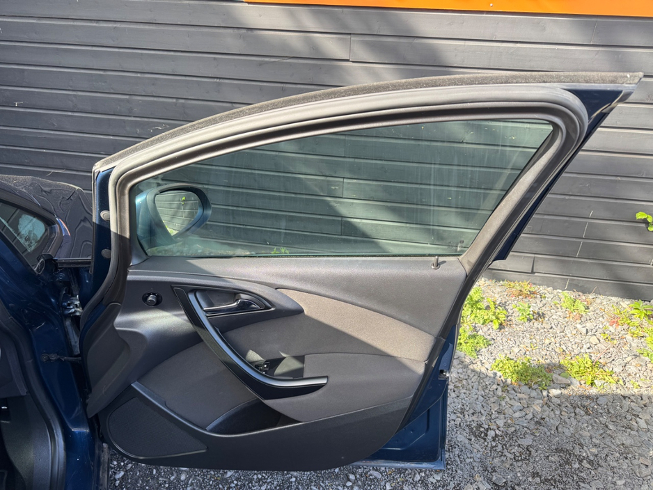 2012 Opel Astra - image 15