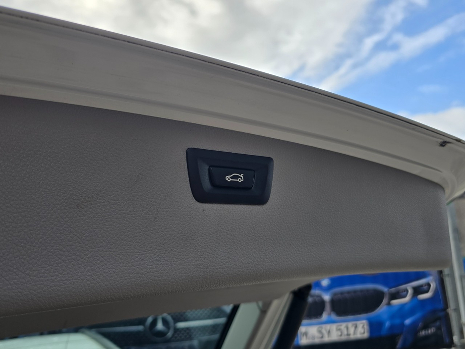 2017 BMW 3 Series - image 17