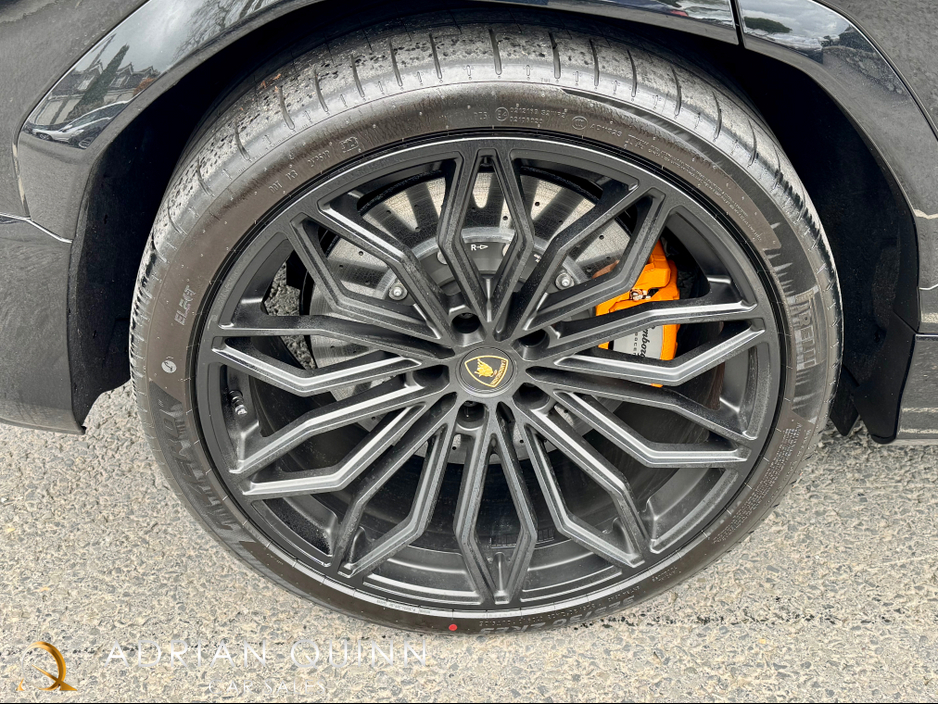 2025 Lamborghini Urus - image 8