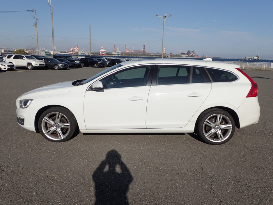 2018 Volvo V60 - image 3