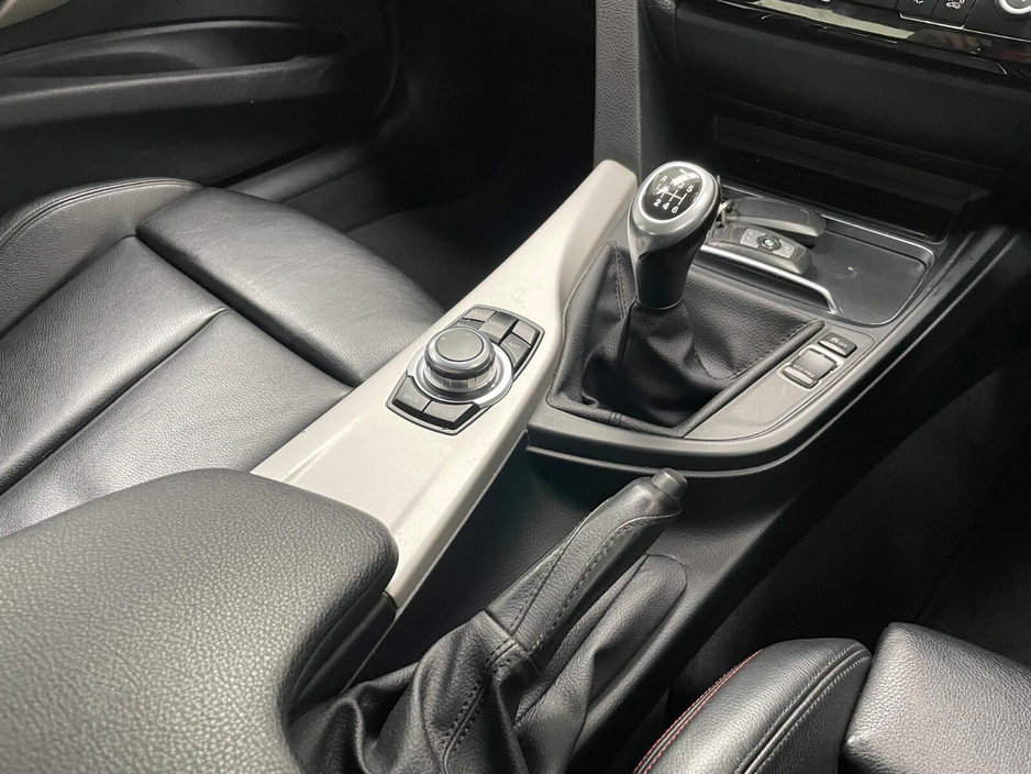 2017 BMW 3 Series - image 22