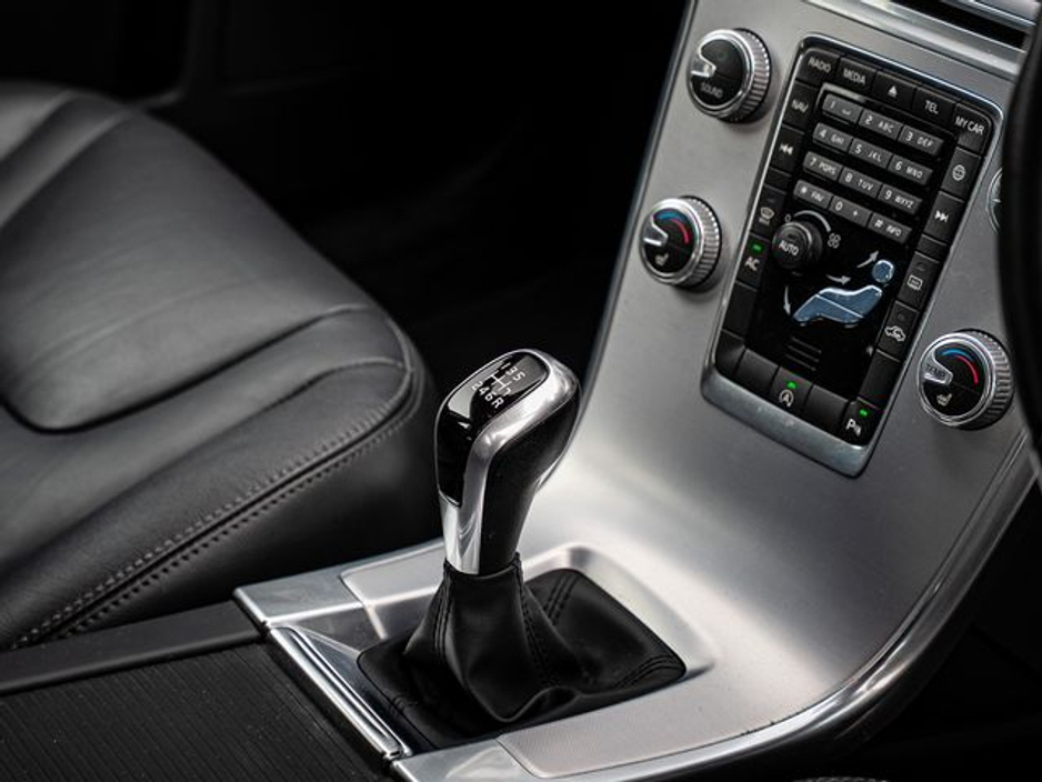 2017 Volvo XC60 - image 6